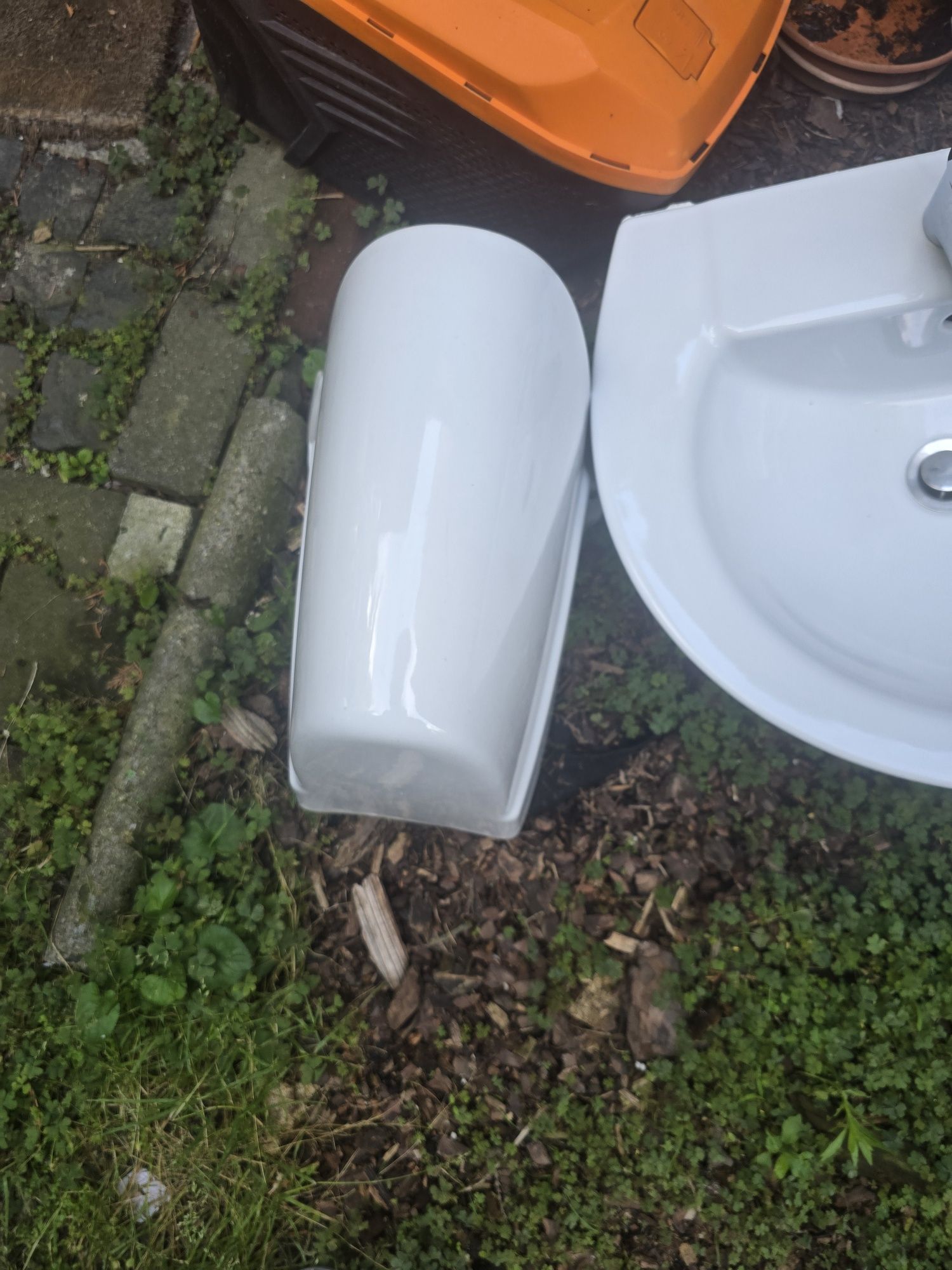 Sprzedam umywalkę z kranem.