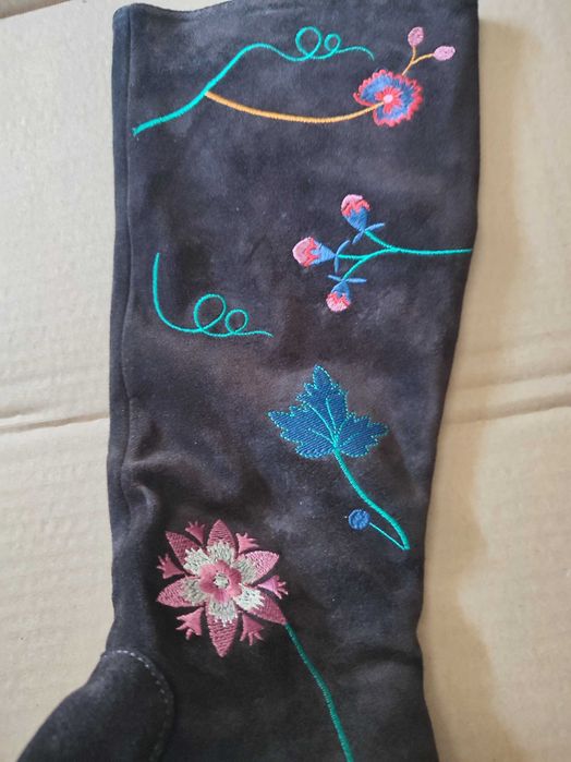 Botas em pele Café Noir (Novas) com flores bordadas