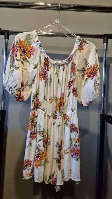 Krótki kombinezon w kwiaty BERSHKA M 100% wiskoza