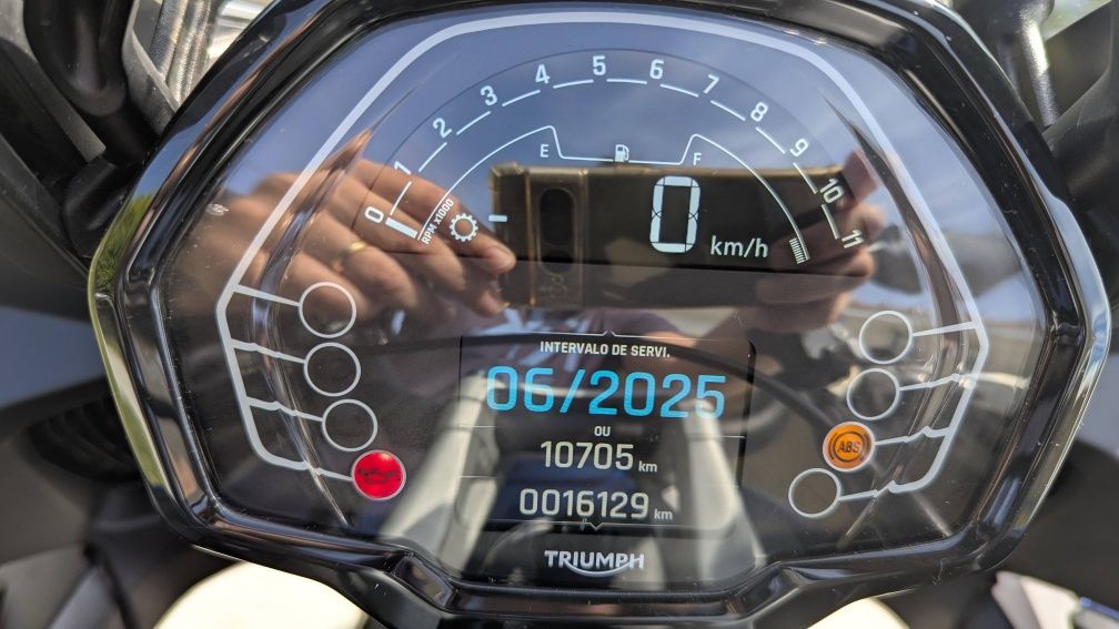 Moto Triumph 660 Sport