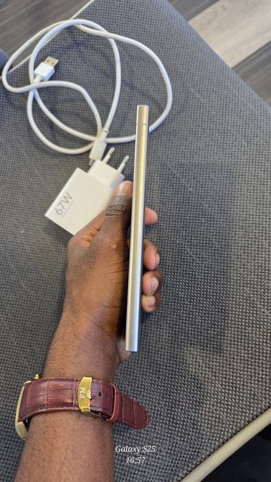 Vendo meu samsung S24 ultra em perfeitas condições, tem 11 meses de us
