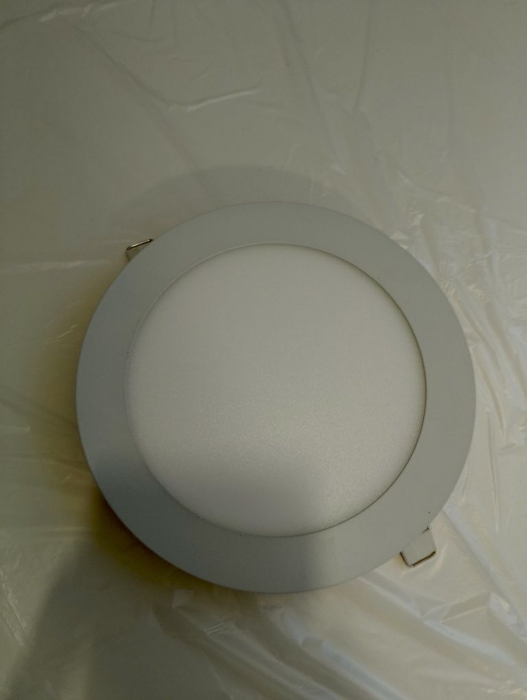 Lampy podtynkowe barwa biala