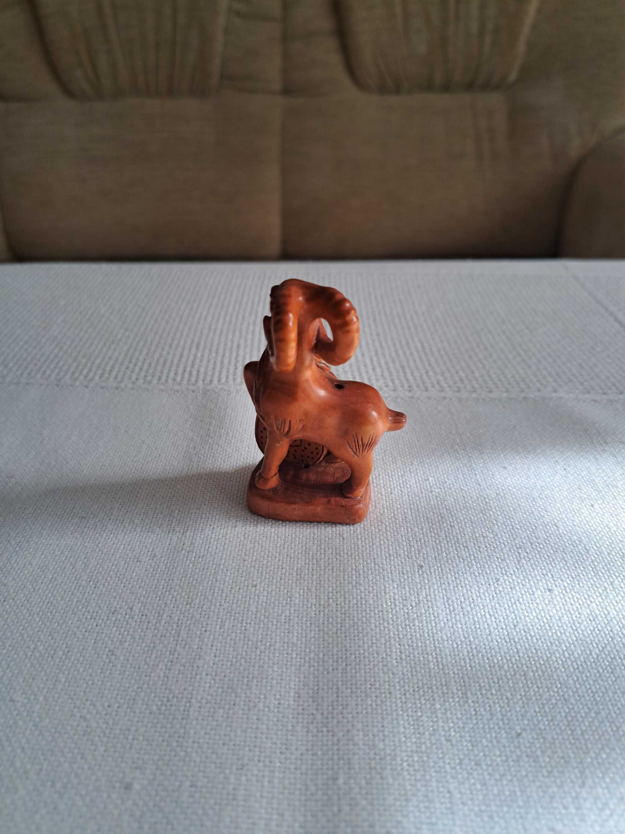 Netsuke,kozioł z drewna bukszpanowego z monetami.