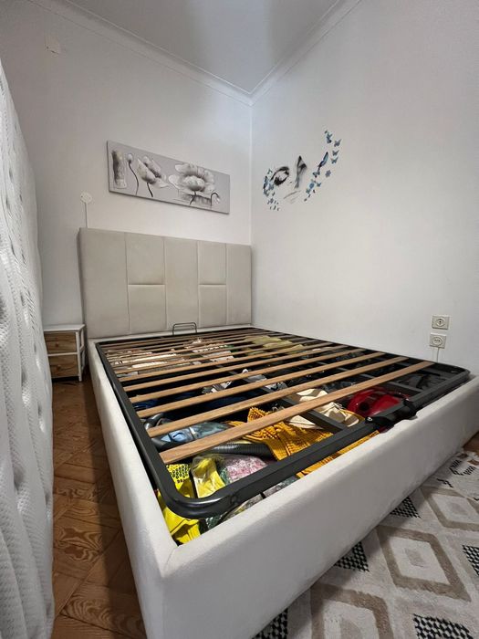 Cama de casal aveludada cor neutra