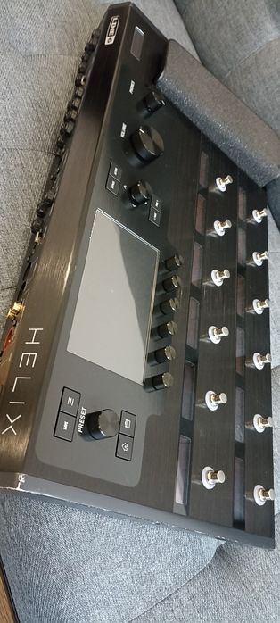 Pedaleira Line 6 Helix Floor com Hard case e saco