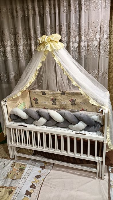 Продам кроватку маятник , с косичкой и всем комплектом.