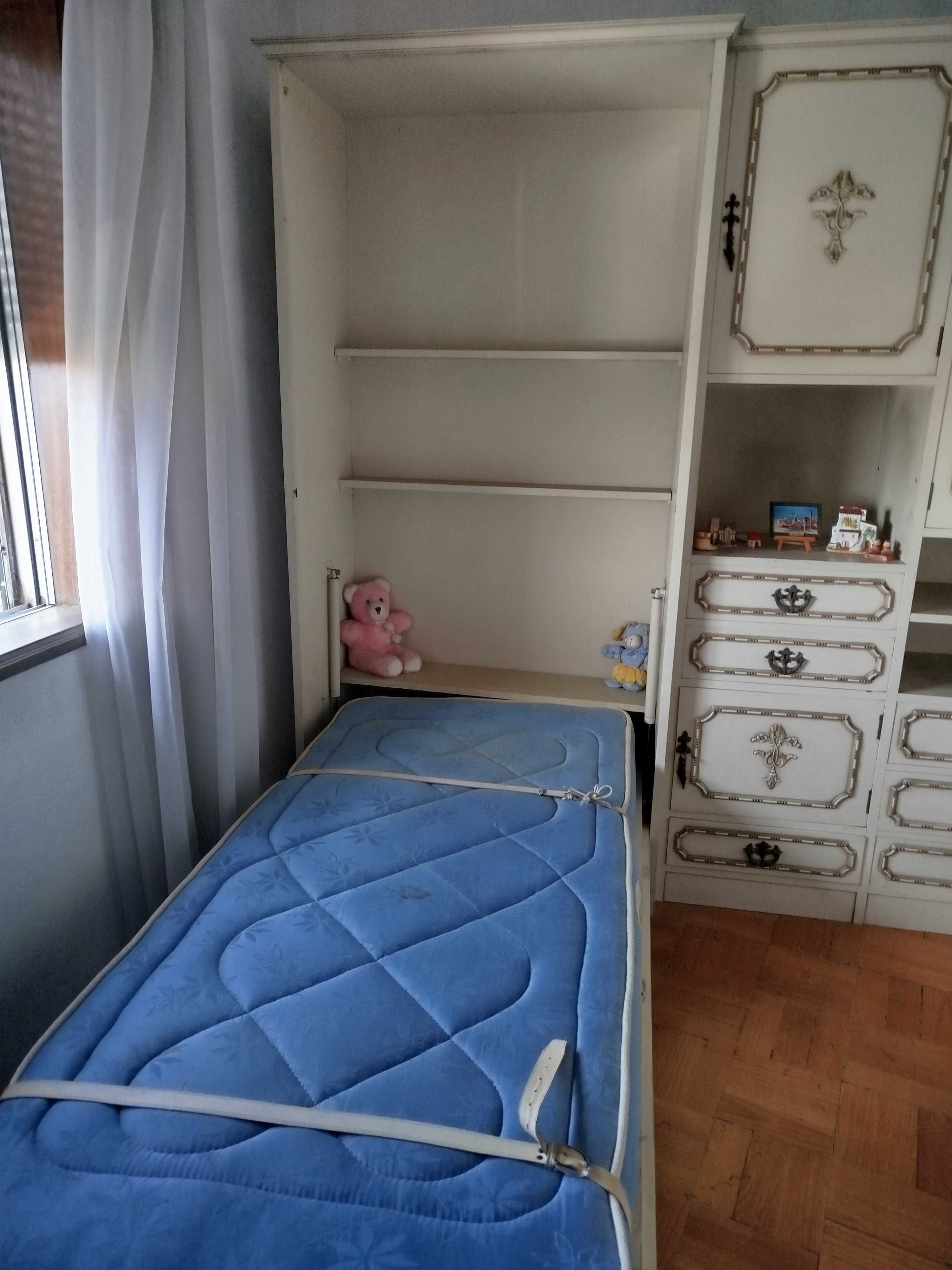 Móvel de quarto em talha
