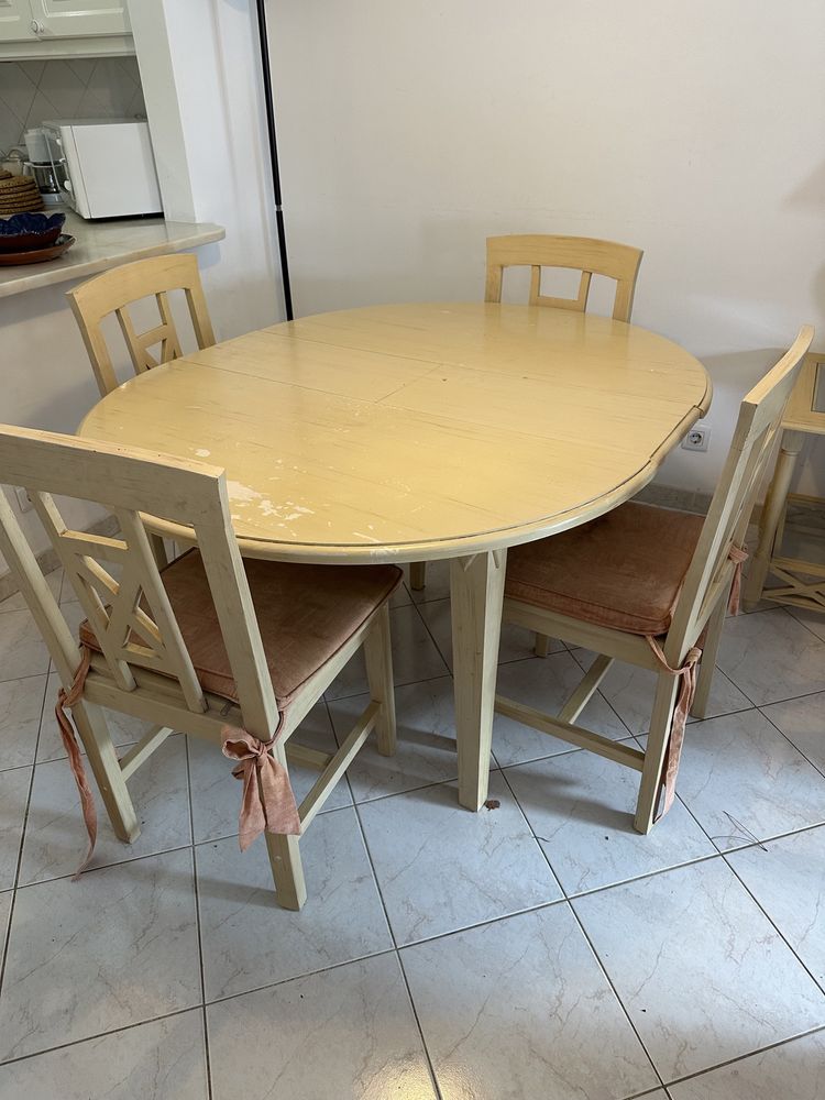 Conjunto Mesa jantar em madeira pintada com 6 cadeiras