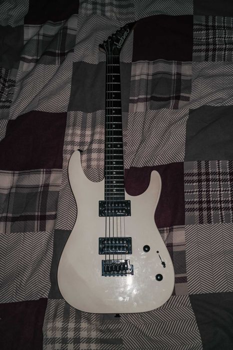 Продам электрогитару Jackson j11