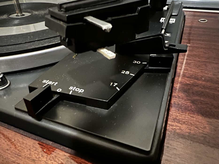 Gira-discos vintage marca DUAL