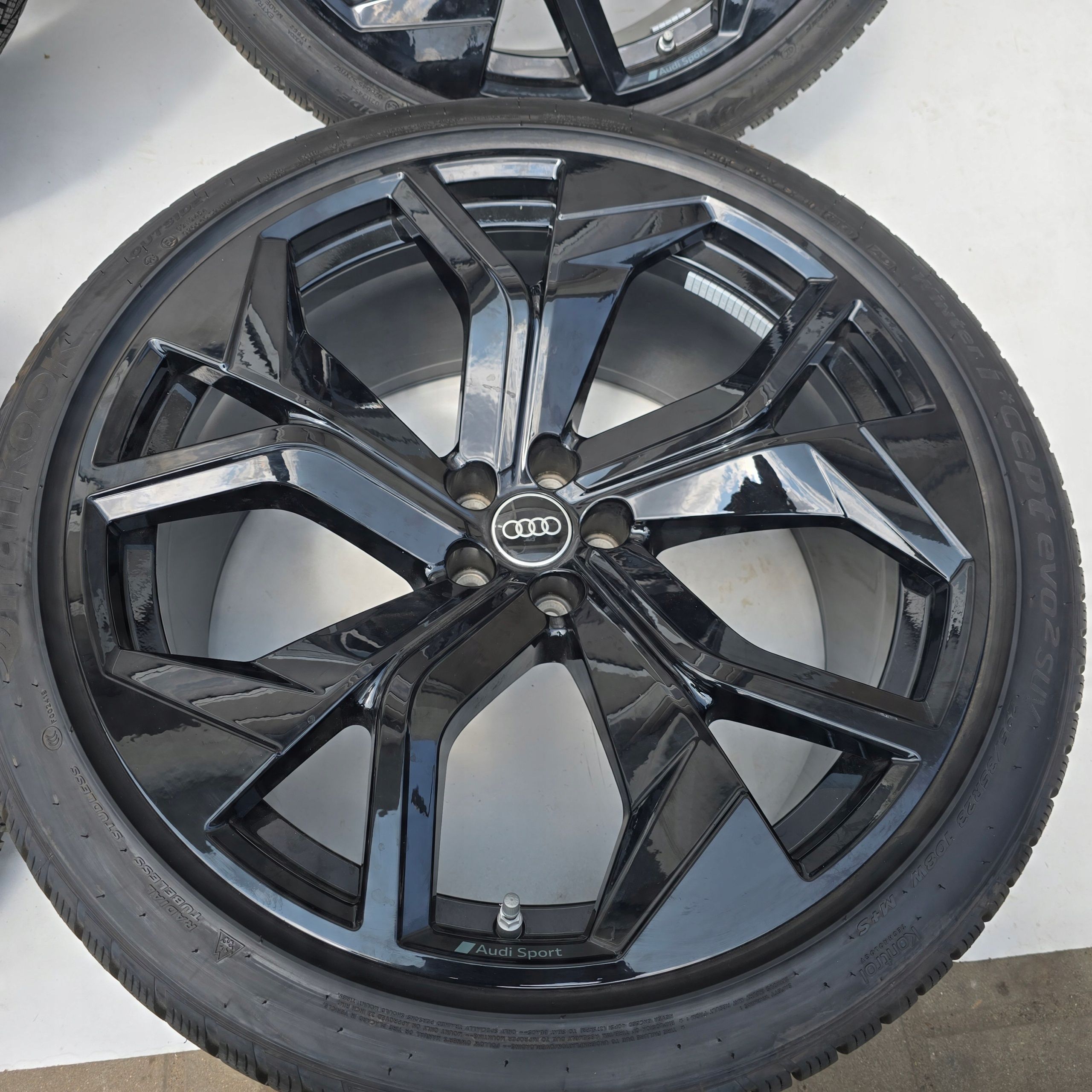 Audi Q8 SQ8 Audi Sport 5X112 295/35R23 108W ET18 4X