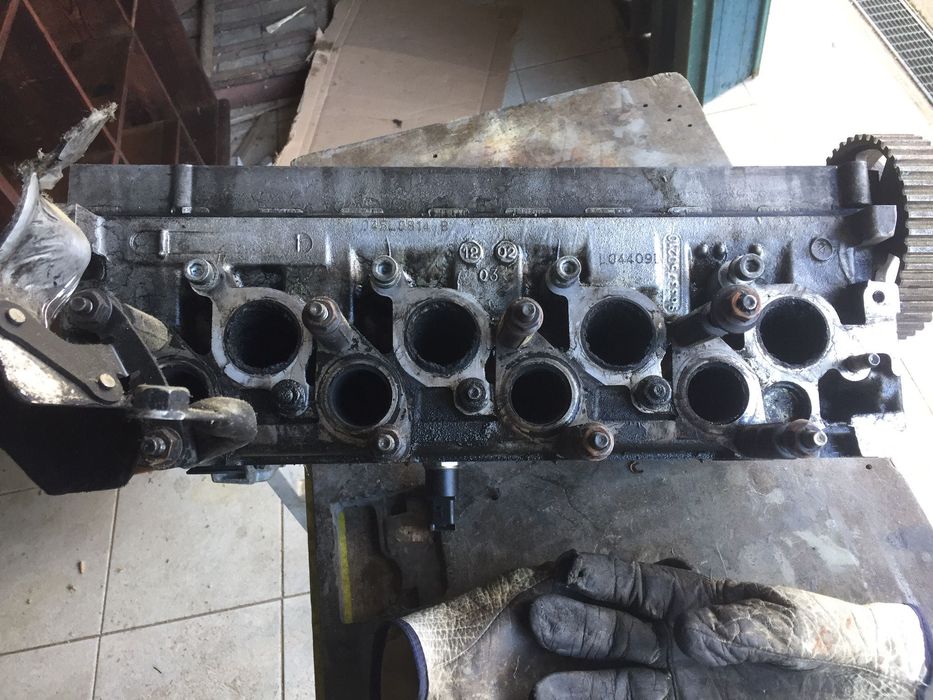 Cabeça de motor com rampa de injeção