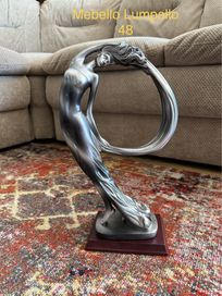 Figurka rzeźba kobieta w ruchu srebrna na podstawce 48