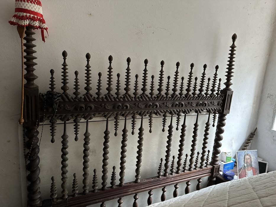 Mobilia variada cama, mesas de cabeceira entre outros