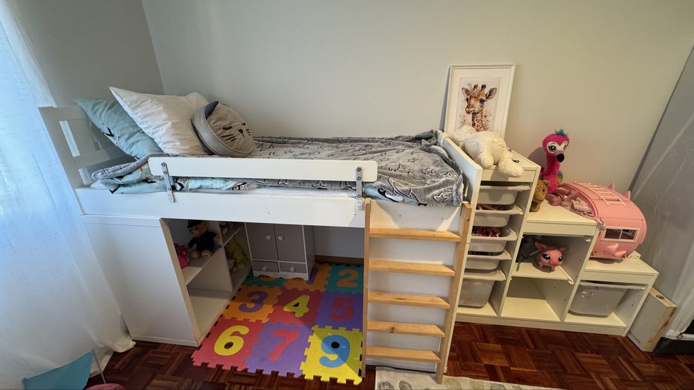 Cama de crianca com 2 estantes em baixo + estante IKEA para brinquedos