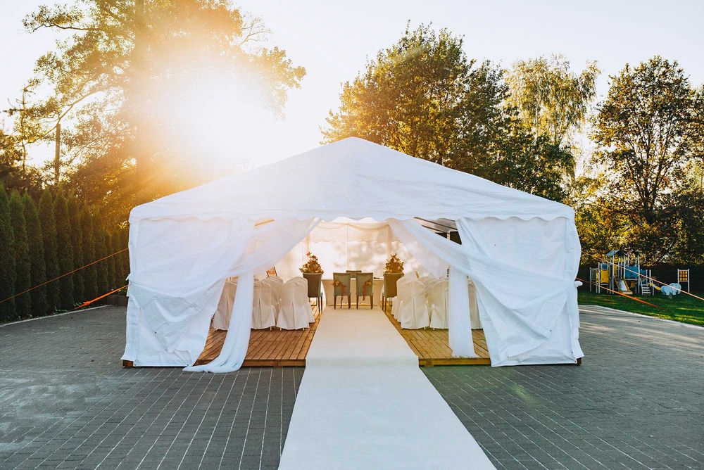 Namiot bankietowy  imprezowy Dmuchaniec  stoły krzesła  czerwony dywa