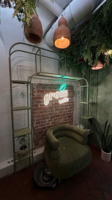 Металеве кашпо для вазонів та мягке крісло зеленого кольору (м. Львів)