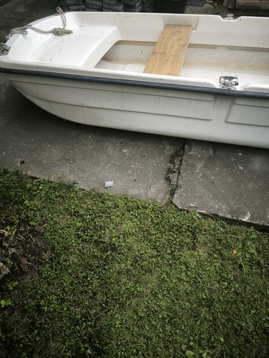 Łódka wędkarska z silnikiem elektrycznym