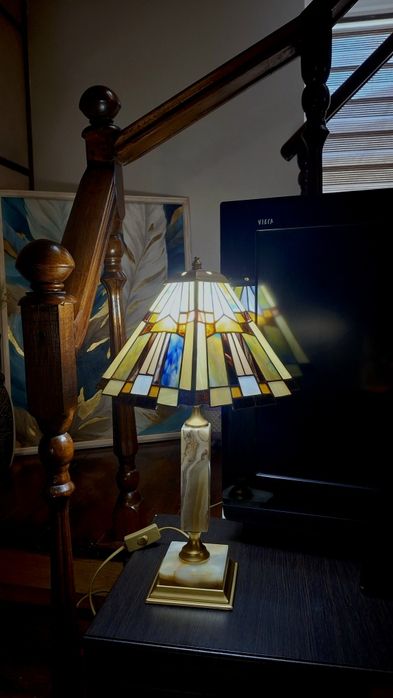 Витражная настольная лампа тиффани