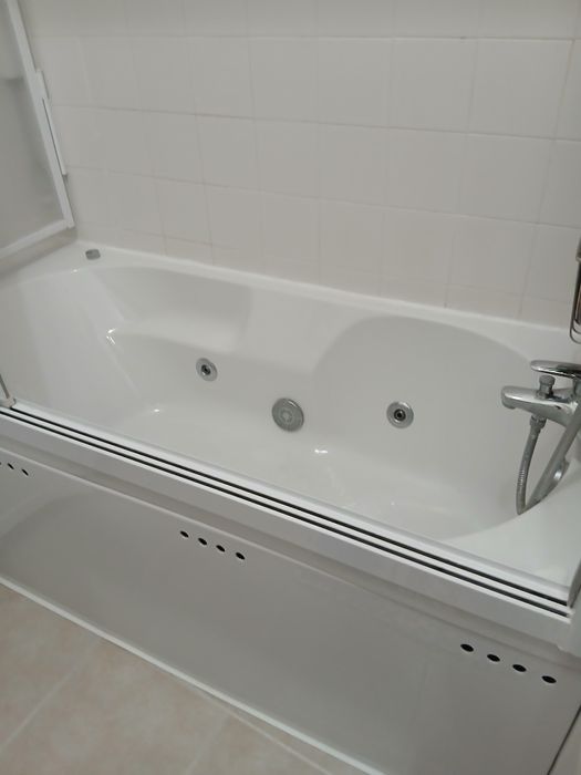Banheira com hidromassagem + abrigo .