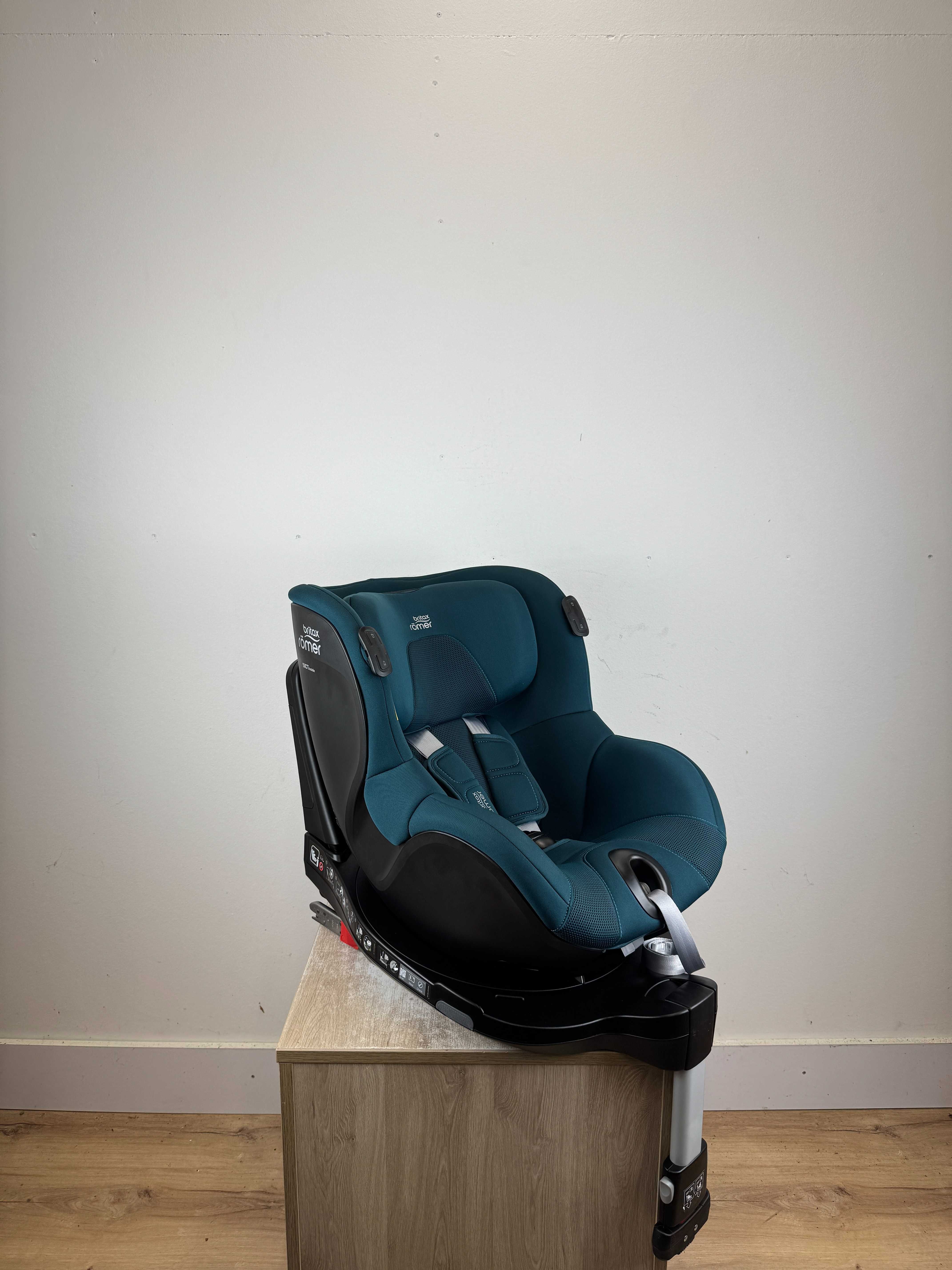 Britax Romer Dualfix 3 i-Size  + baza Flex Base iSense