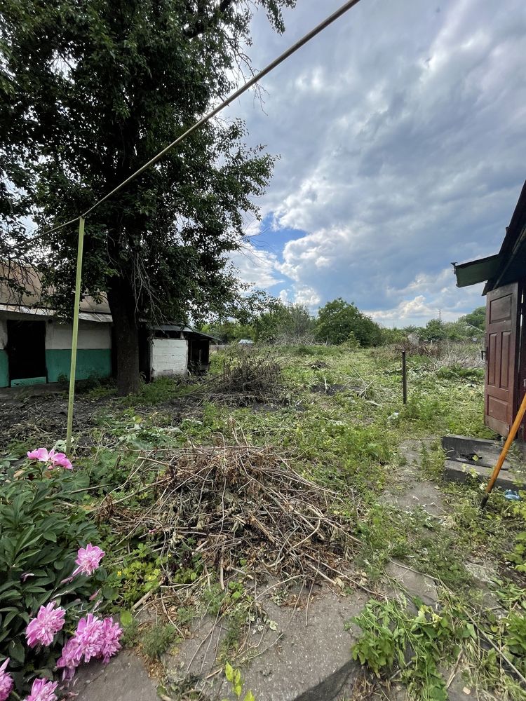 Дом в городе. Узин.Боьшой двор,спокойное место для проживания.