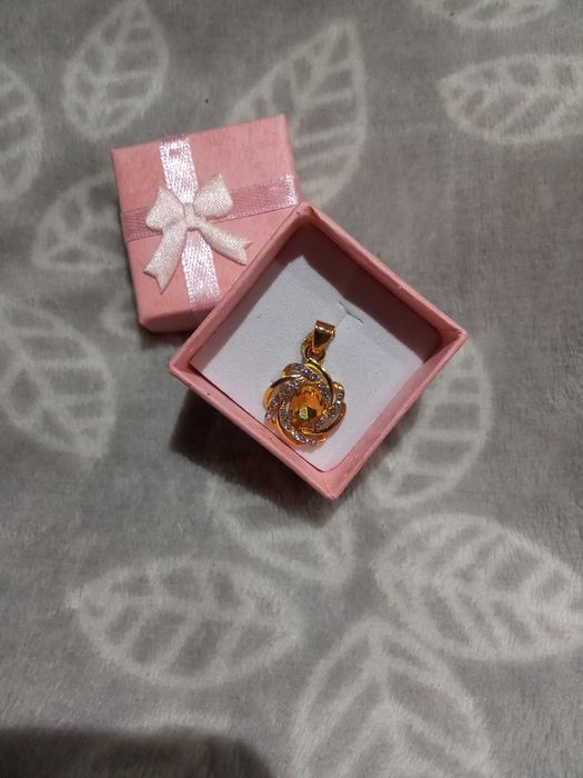 Piękny wisiorek z łańcuszkiem