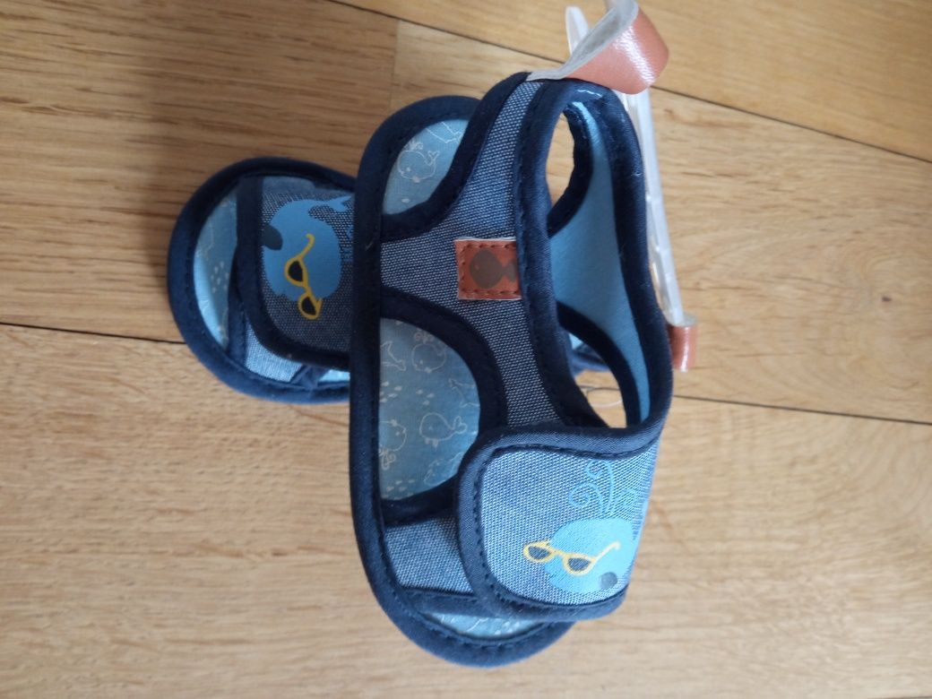 Nowe sandałki dla chłopca.
