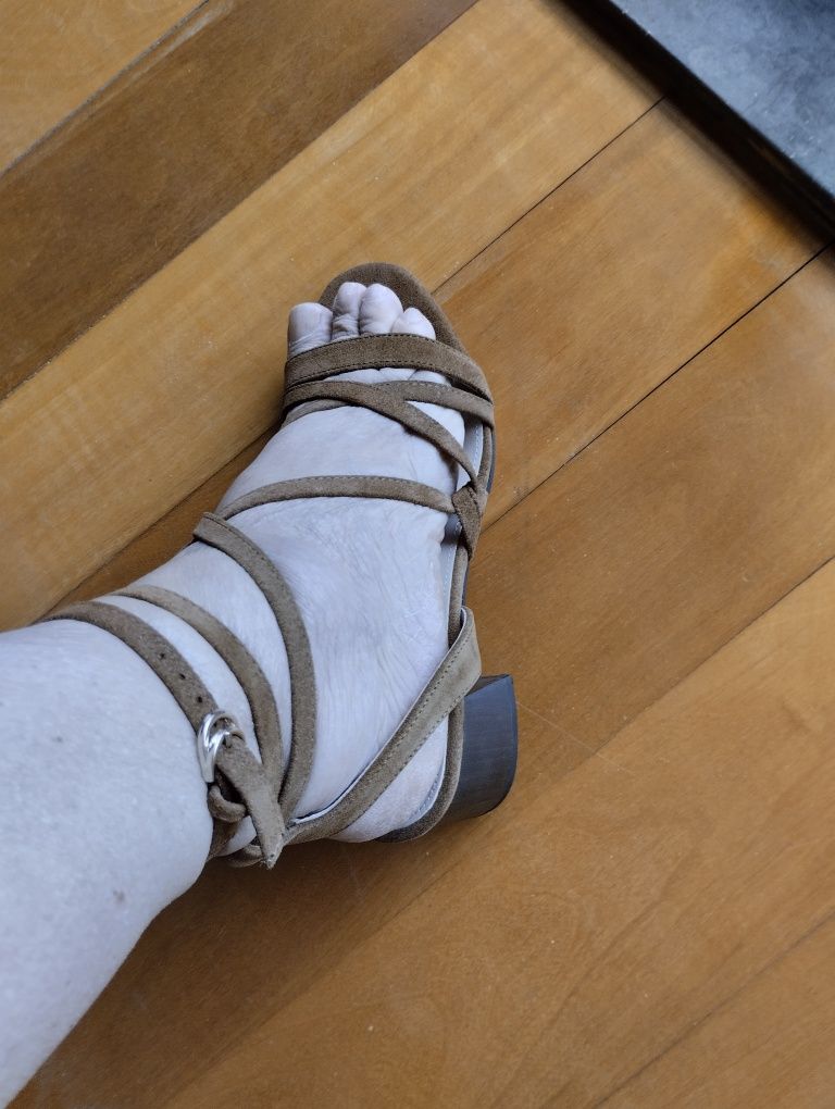 Sandálias em camurça castanha, Massimo Dutti,38