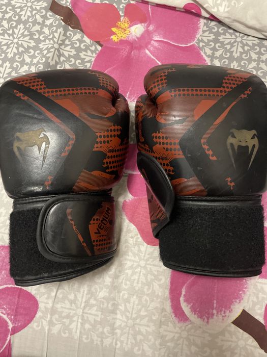 Боксерские перчатки Venum 12 oz