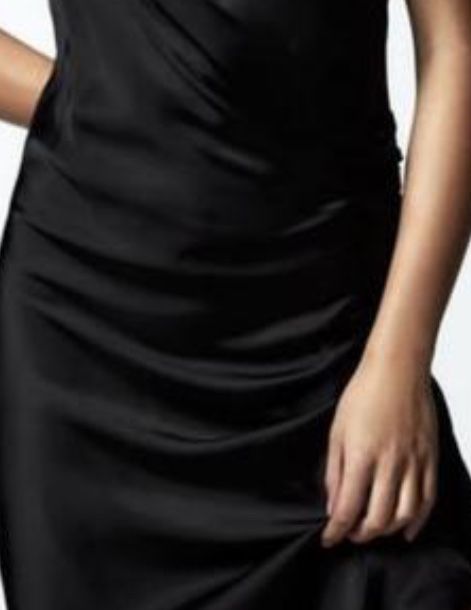 Черное шелковое платье на запах