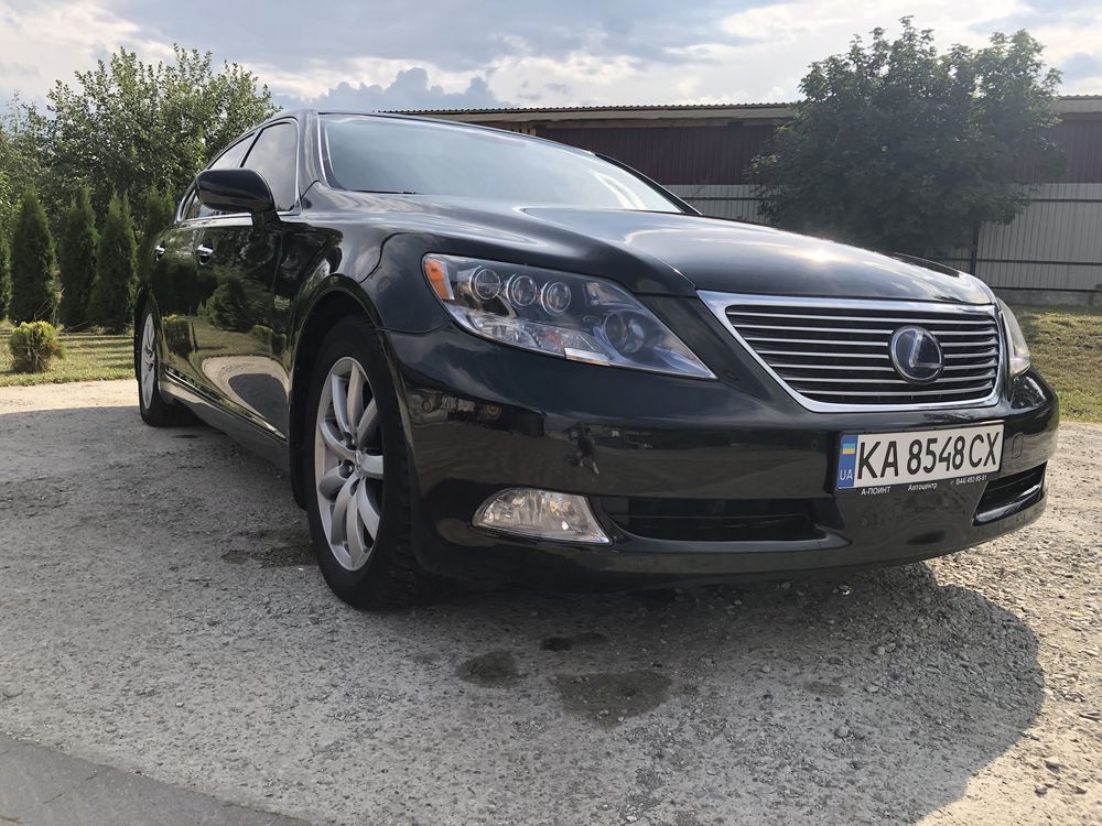 Lexus LS600HL добрий стан.