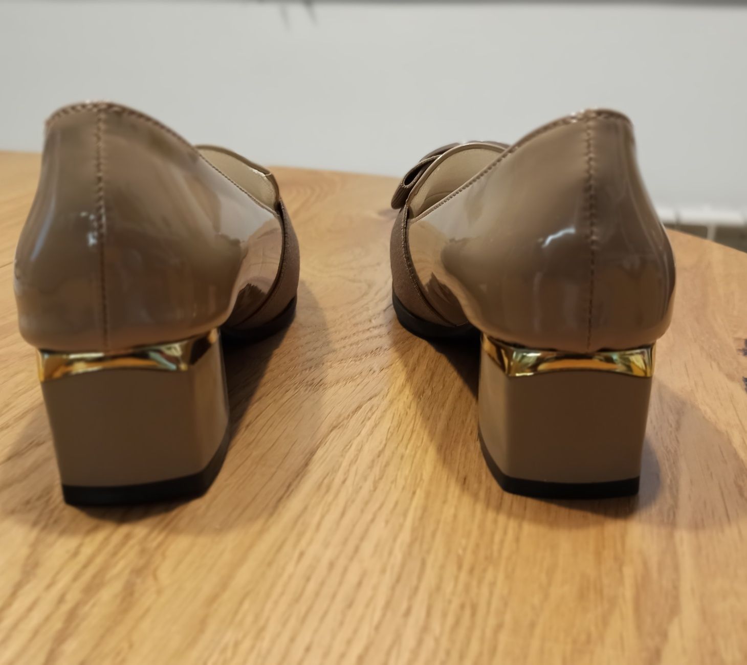 Damskie mokastny buty khaki beżowy lakierowane