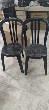 2 Cadeiras de plástico