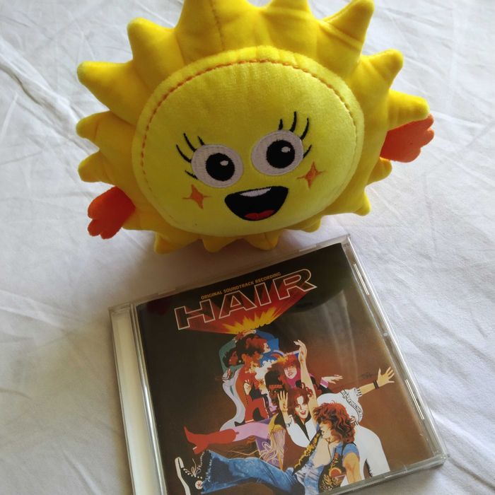 Film - musical , Hair - płyta Cd i maskotka .
