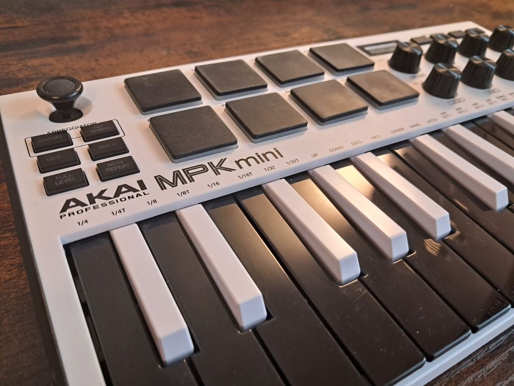 Akai MPK Mini mk3 Special Edition White