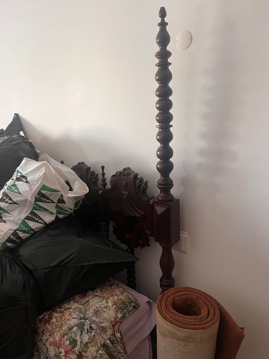 Cama casal clássica em madeira