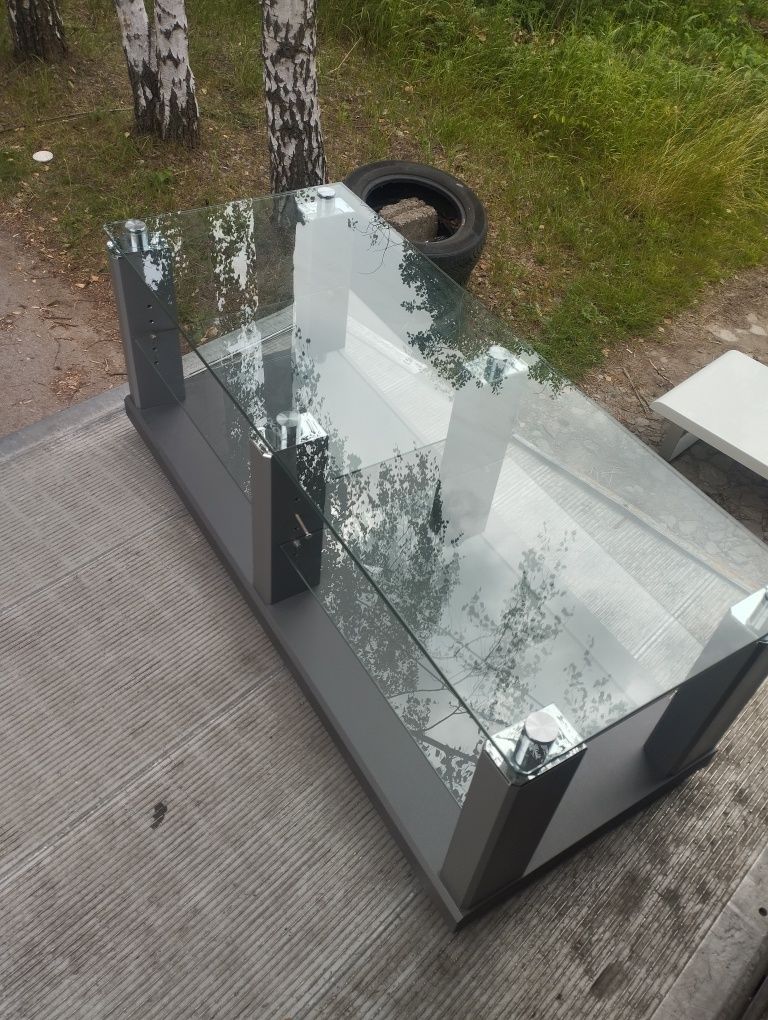 Sprzedaję stolik pod telewizor.