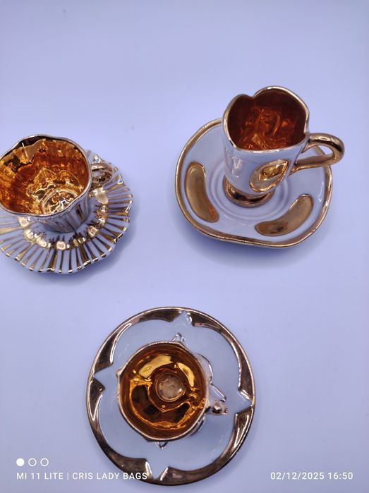 Conjunto de três mini chávenas de coleção douradas em Porcelana