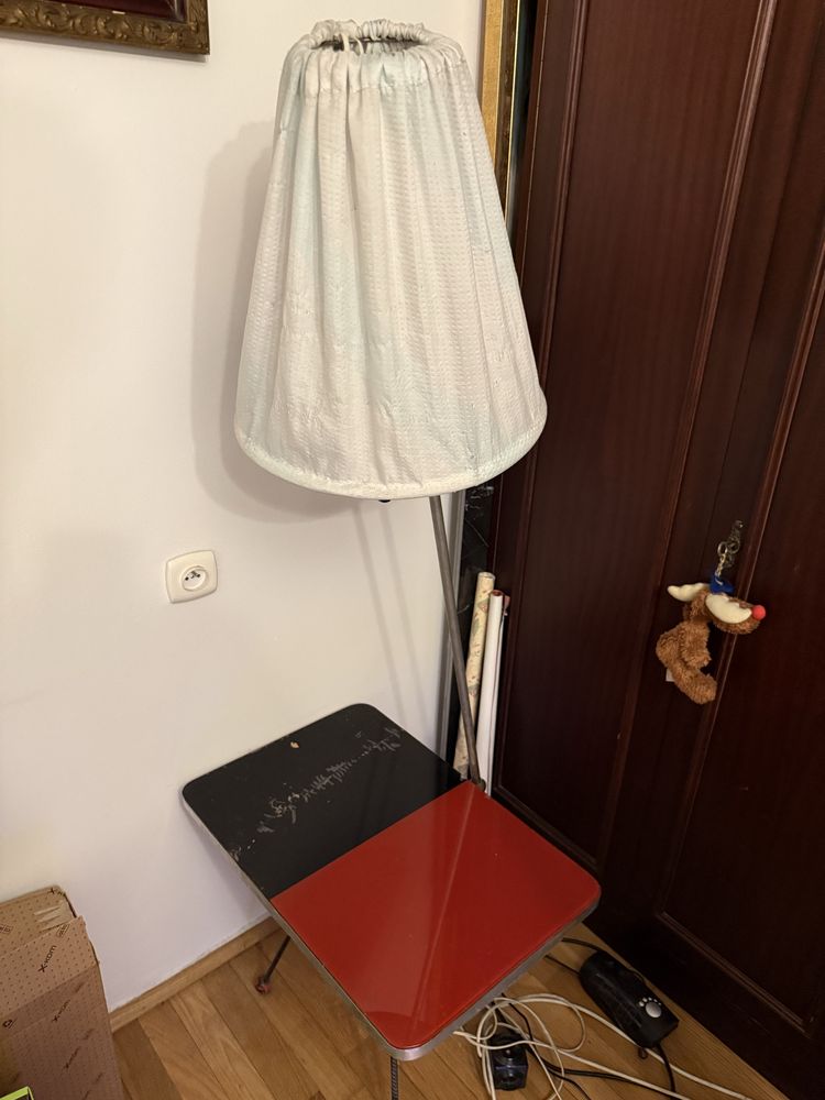 Stolik nocny z lampką czarno-czerwony