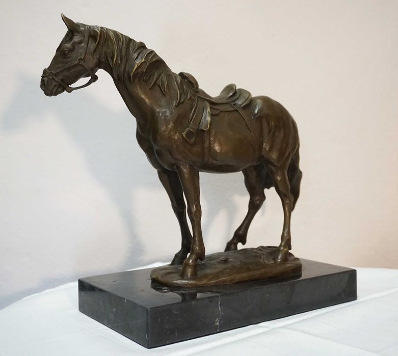 FIGURA z brązu koń z siodłem