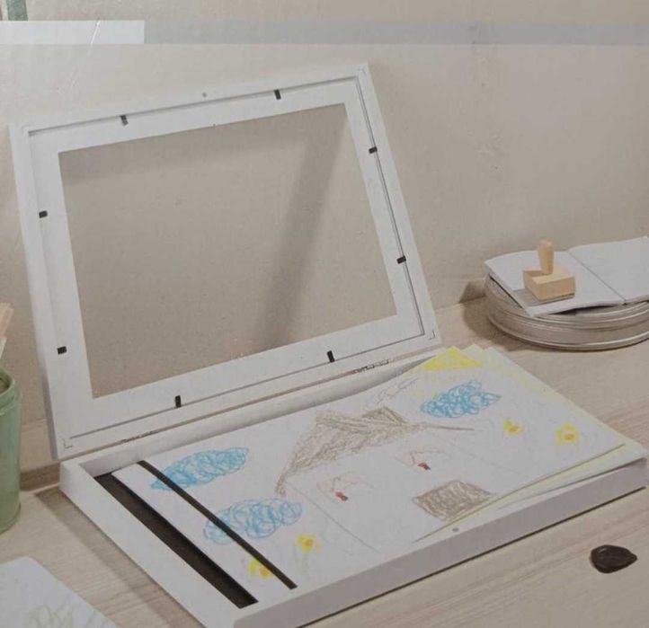 Дерев'яна рамка-шкатулка для малюнків.