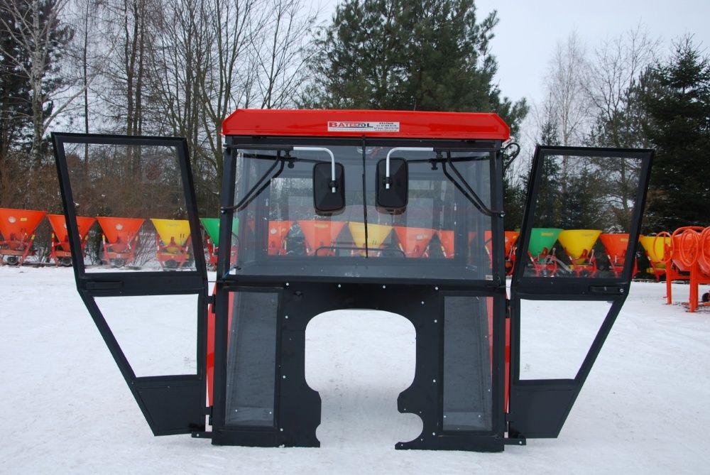 Kabina URSUS C-360 NAGLAK z metalowymi kanciastymi błotnikami C360