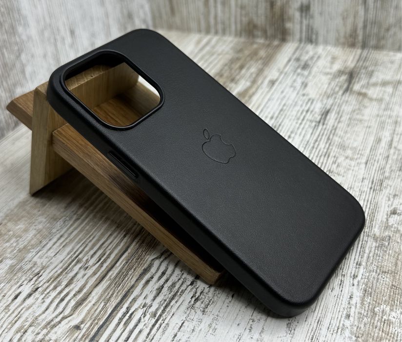 Чехол кожа Leather Case MagSafe на iPhone 13 Pro. Анимация