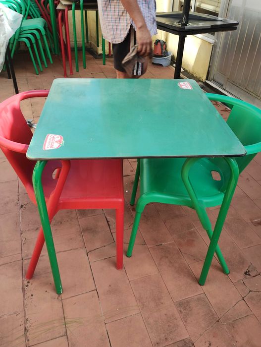 Mesa e duas cadeiras para jardim