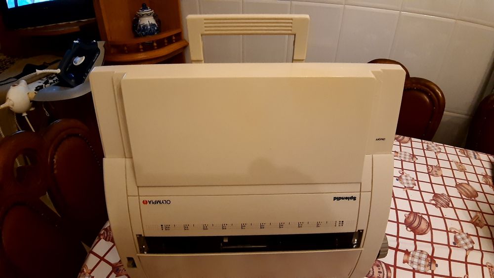 Máquina de escrever marca Olympia elétrica uma relíquia com 25 anos