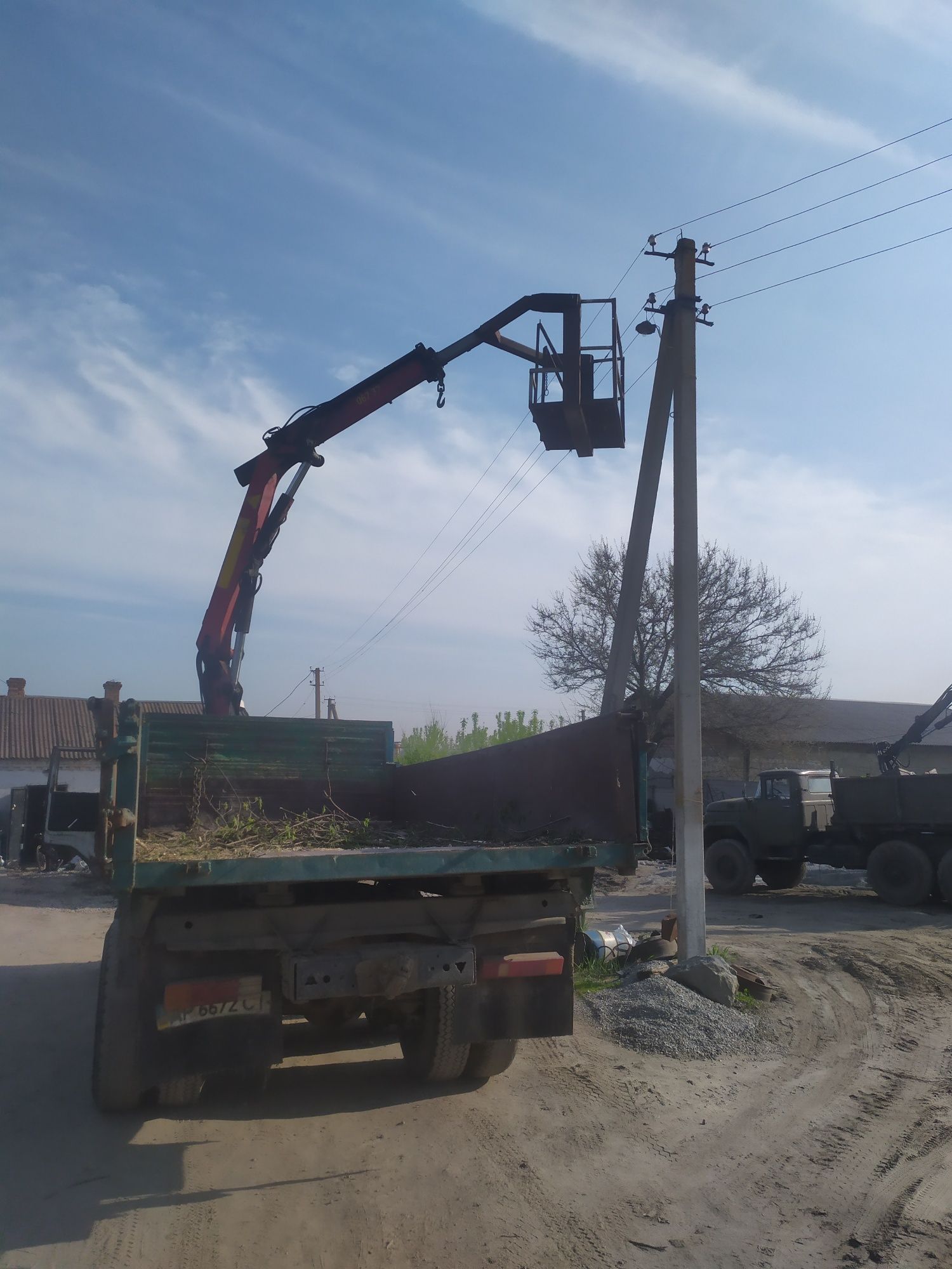 Услуги автовышки ап 17, манипулятора. Обрезка деревьев.