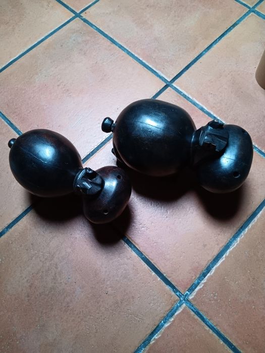 Hipopótamos em madeira