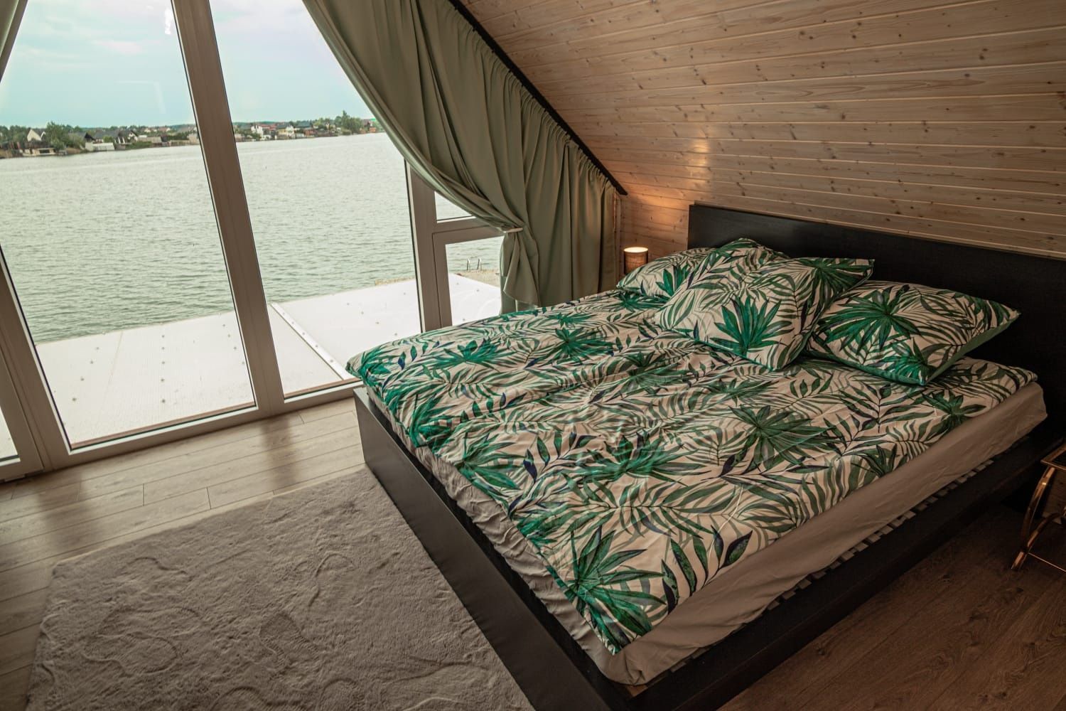 Domek nad jeziorem z własną plażą , sauna, jacuzzi