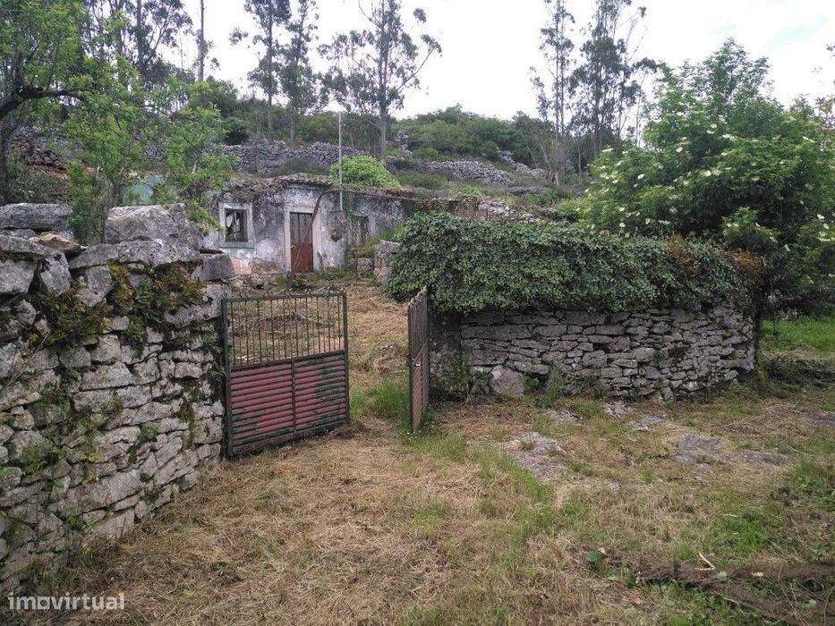 Casa de aldeia, inserida em quinta, com vista para a Serra